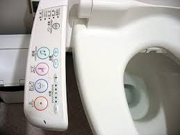 אסלה דיגיטלית בבית שימוש ציבורי. 